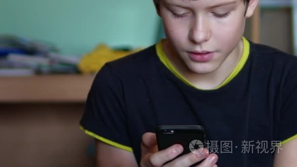 视频小孩玩手机游戏_两岁小孩玩手机的游戏视频_小孩玩手机视频素材