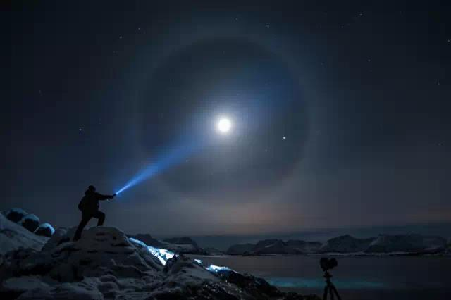 黑夜手机开手电筒玩游戏_黑夜手电筒灯打开图片_黑天开手电筒玩手机