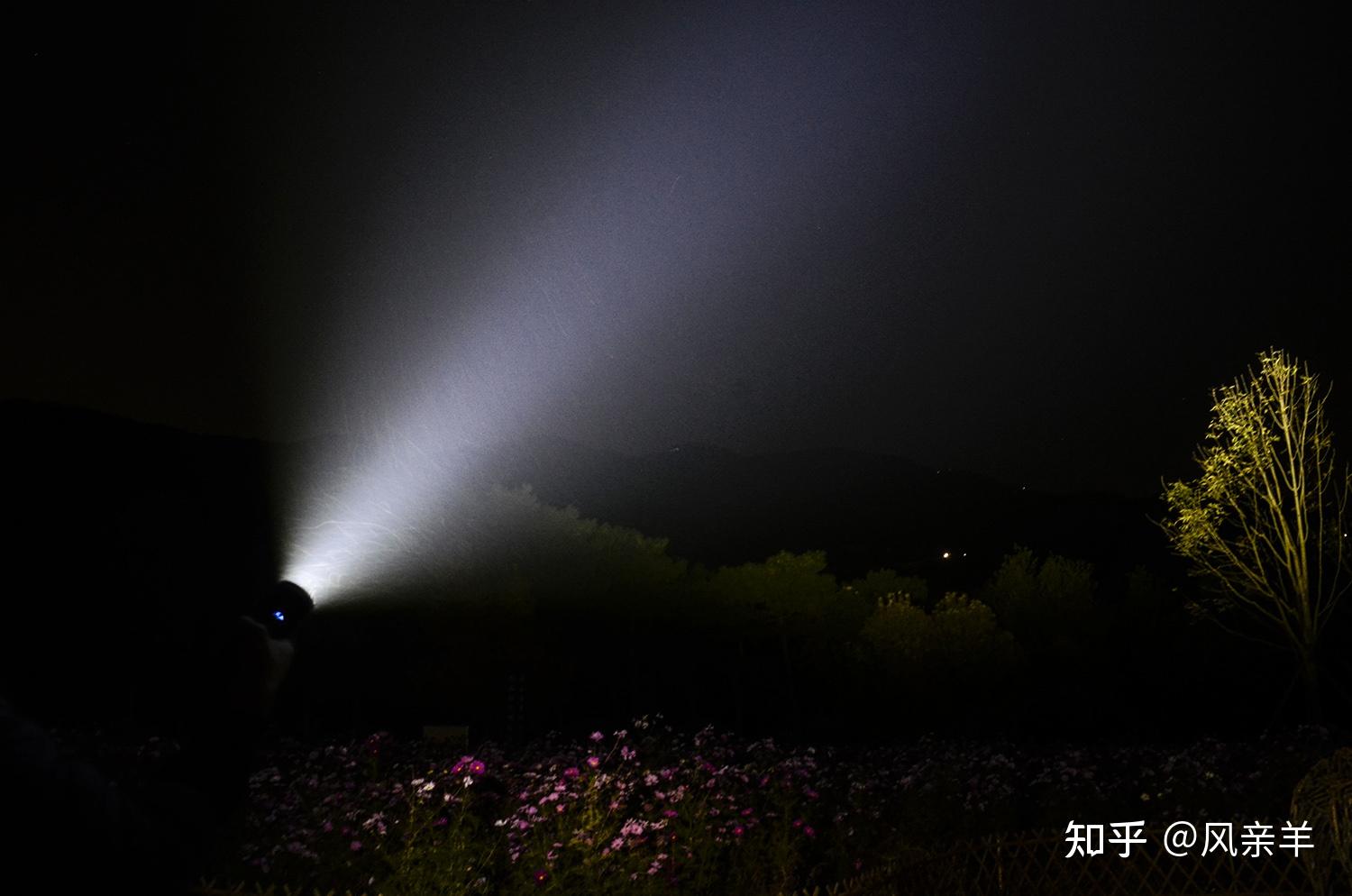 黑天开手电筒玩手机_黑夜手电筒灯打开图片_黑夜手机开手电筒玩游戏
