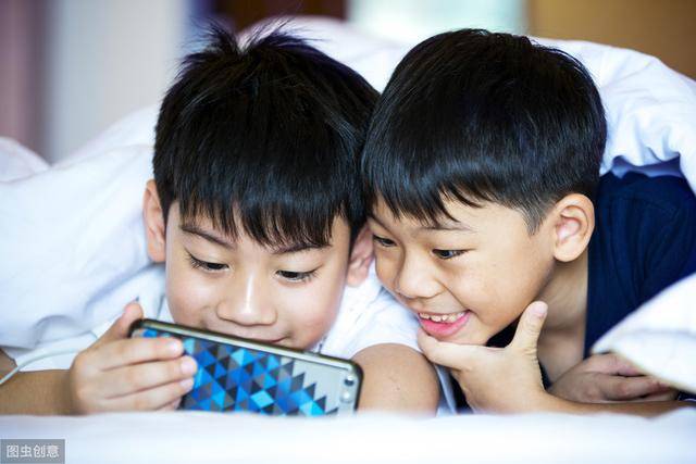 孩子玩手机游戏如何疏导_孩子耍手机游戏_怎样让六岁孩子玩手机游戏