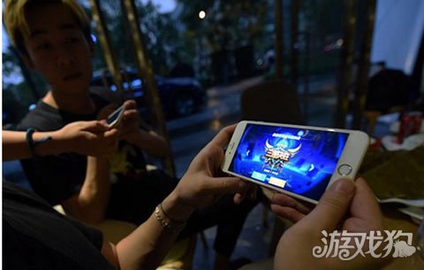 美国玩手游的人多吗_玩手机美国游戏叫什么_美国手机玩游戏