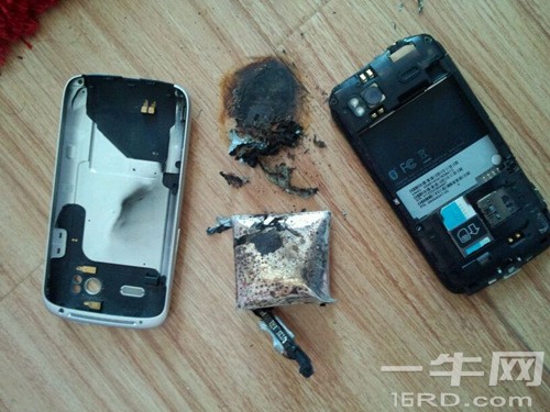 爆炸充电玩旧手机游戏会怎么样_爆炸充电玩旧手机游戏会被盗吗_旧手机充电玩游戏会爆炸吗