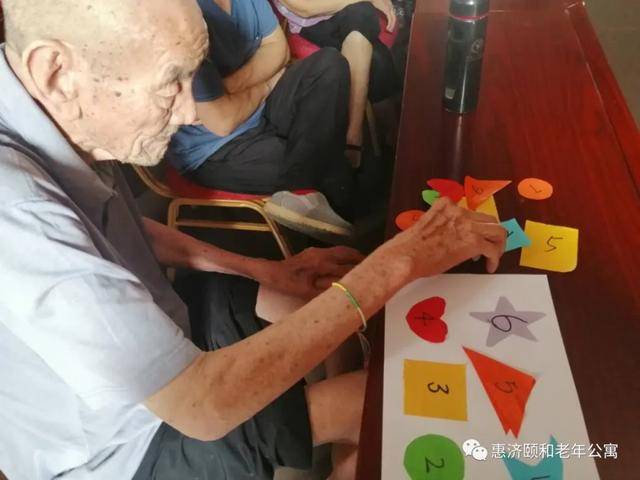 可以打游戏的老人手机_老人玩游戏用手机还是平板好_老年人用手机打游戏好不好