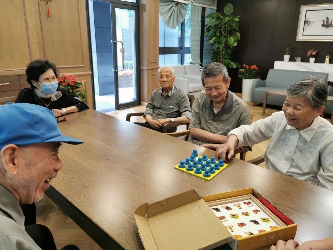 老年人用手机打游戏好不好_老人玩游戏用手机还是平板好_可以打游戏的老人手机