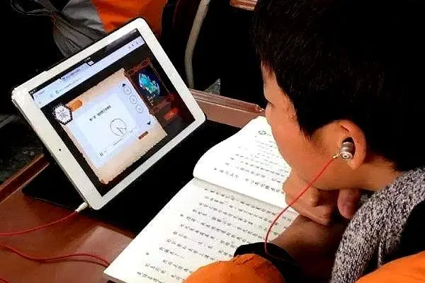 该玩打手机游戏孩子怎么办_孩子打游戏该不该玩手机_玩手机游戏的孩子