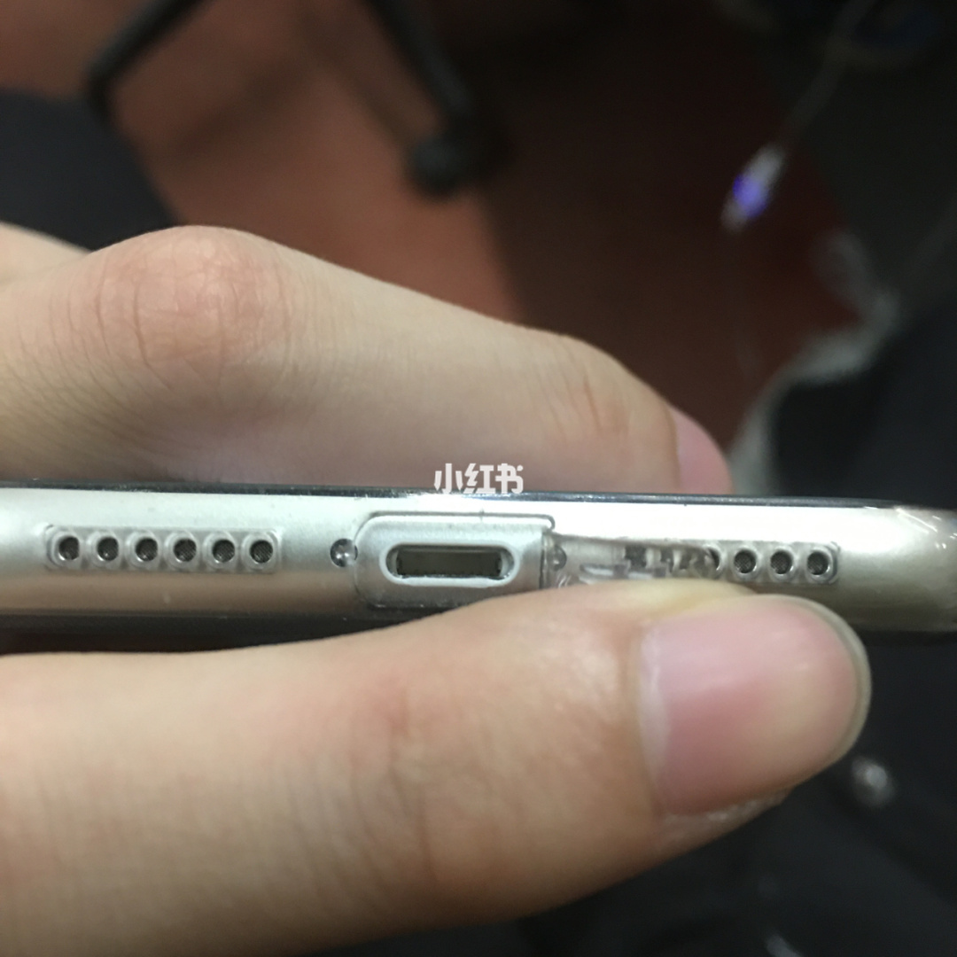苹果刚插上充电一下就不充了_苹果充电器插上之后上下晃动_为什么苹果插上充电器屏幕失灵