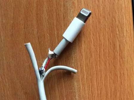 苹果充电器插上之后上下晃动_为什么苹果插上充电器屏幕失灵_苹果刚插上充电一下就不充了