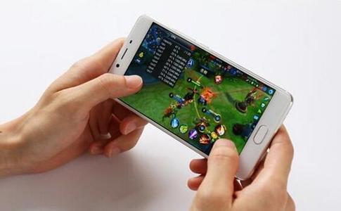 能够在手机上玩的游戏机_手机玩游戏可以吗_用手机玩游戏手机会有损害吗