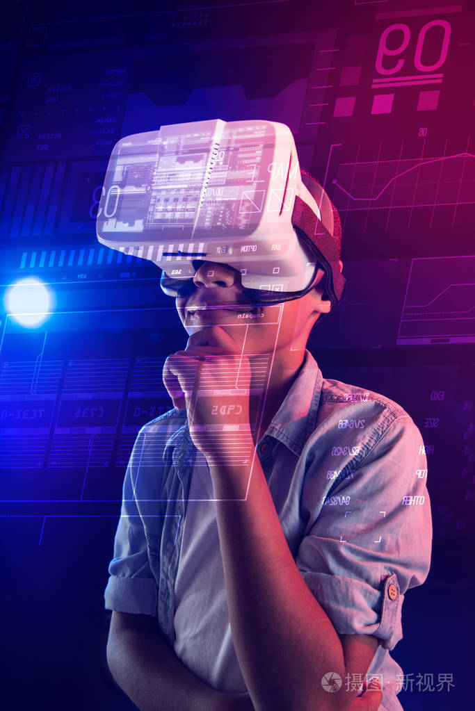 男孩玩手机游戏短视频大全_男孩玩的手机游戏_男生玩游戏视频