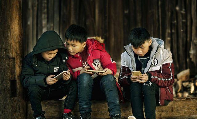 户外玩手机伤眼吗_室内玩手机_孩子冬天室外手机玩游戏