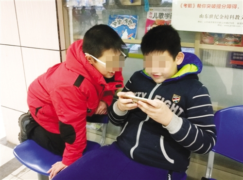 孩子冬天室外手机玩游戏_室内玩手机_户外玩手机伤眼吗