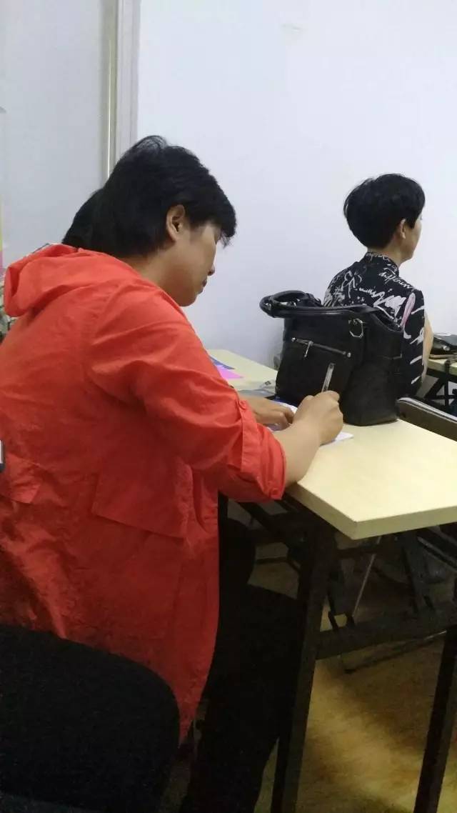 户外玩手机伤眼吗_室内玩手机_孩子冬天室外手机玩游戏