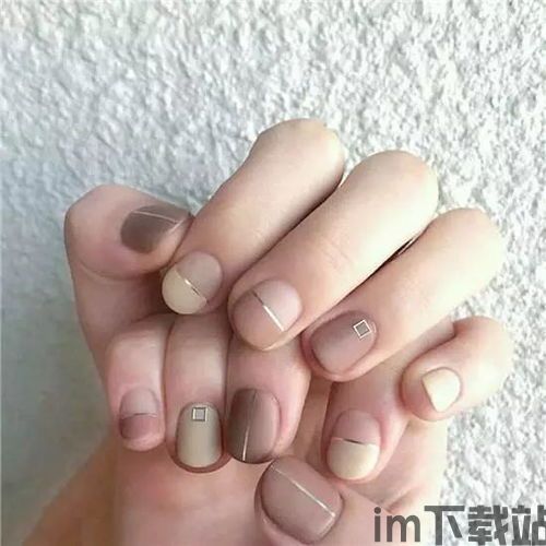 冬日美甲,冬日暖阳下的指尖艺术——冬日美甲风尚指南(图3) 冬日美甲,冬日暖阳下的指尖艺术——冬日美甲风尚指南(图3)